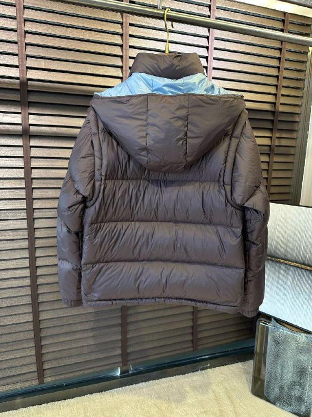 FW2024秋冬新款羽绒服。立领拼色设计，时尚感满满