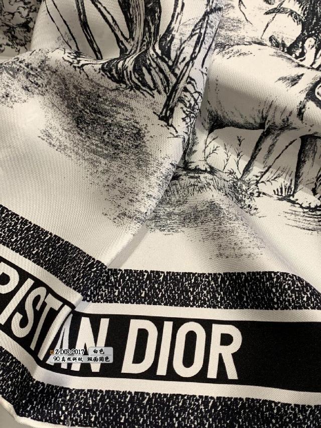 该图案从 Dior 档案汲取灵感，致敬 Dior 具有历史意义的蒙田大道地址。