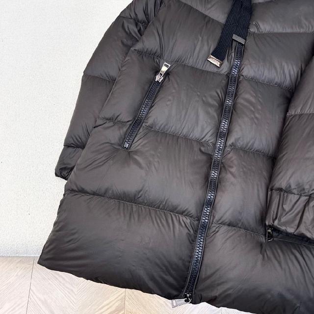 秋冬最新款下摆双侧拉链设计连帽长款过膝羽绒服