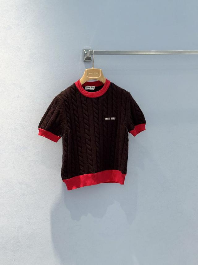 独家定制进口yb100%绵羊毛材质，胸口经典徽标字母刺绣图案点缀，上