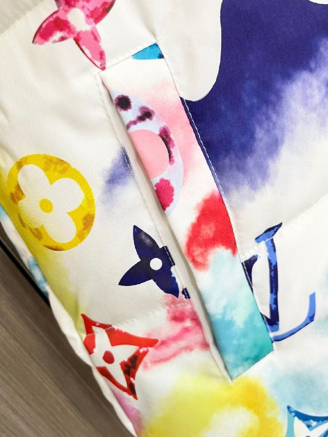 新款羽绒服。这款号称羽绒服届最贵的，全部90绒的。带着经典的Logo组合搭配，第一眼看到就是满满