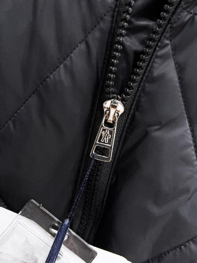 全部90绒的三标齐全带着经典的Logo组合搭配，