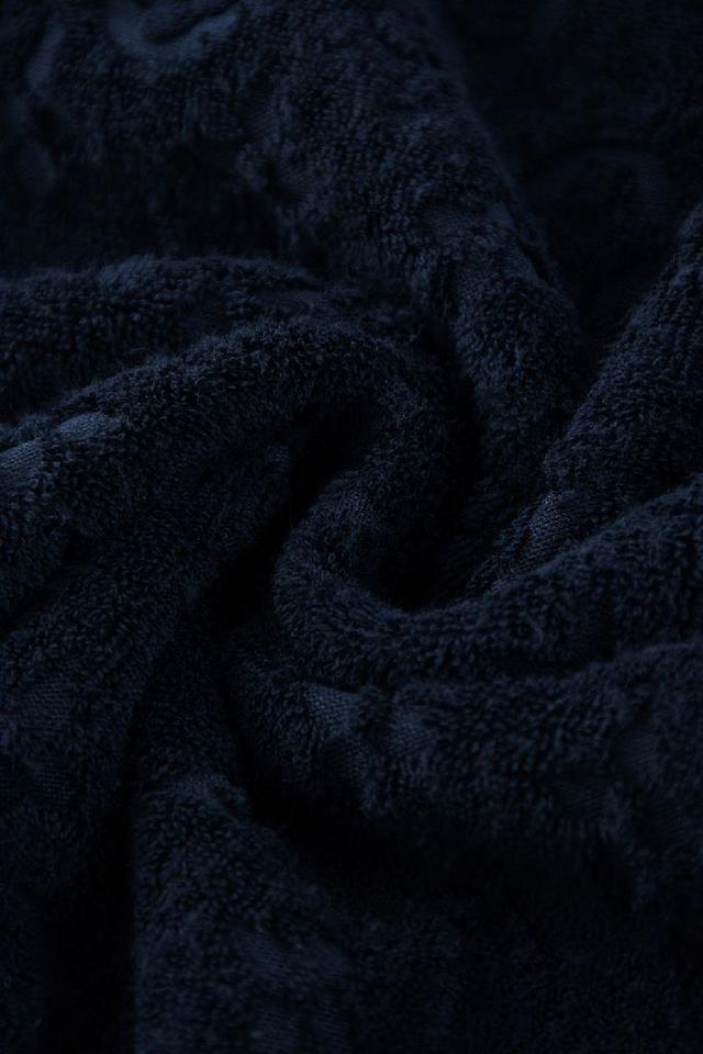 本款棉质T恤选用柔软羊毛质感纱线，于前后分别刺绣Marque