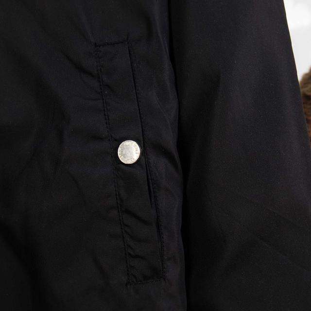 该款毛料织出成品版型偏为立体，整体效果为更版正