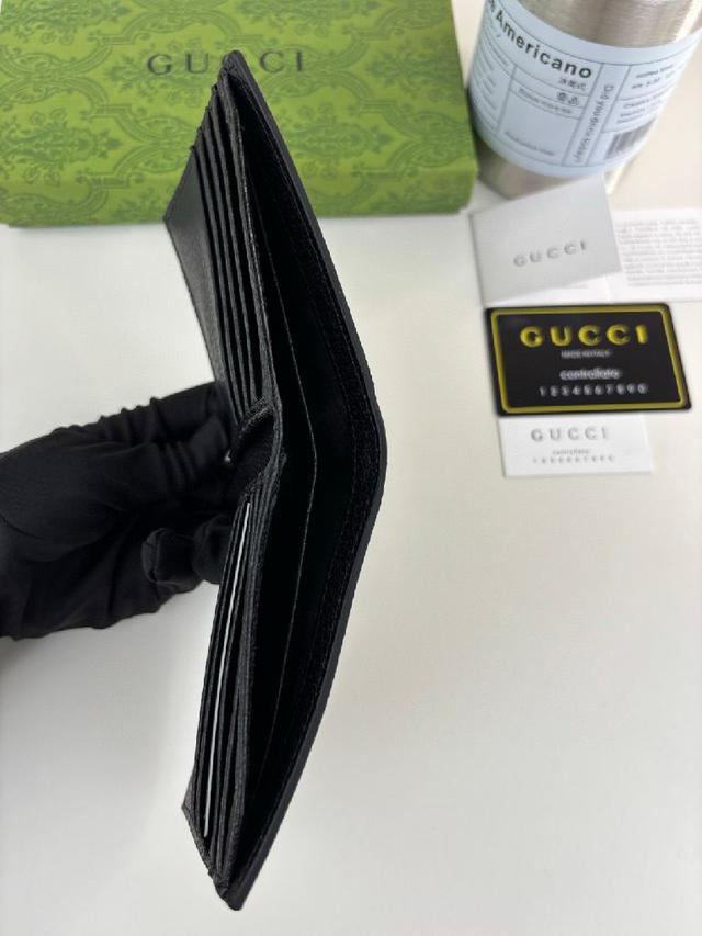 设计令点缀于包身的GG标识风采尽绽。这款钱包以啡色GG Supreme