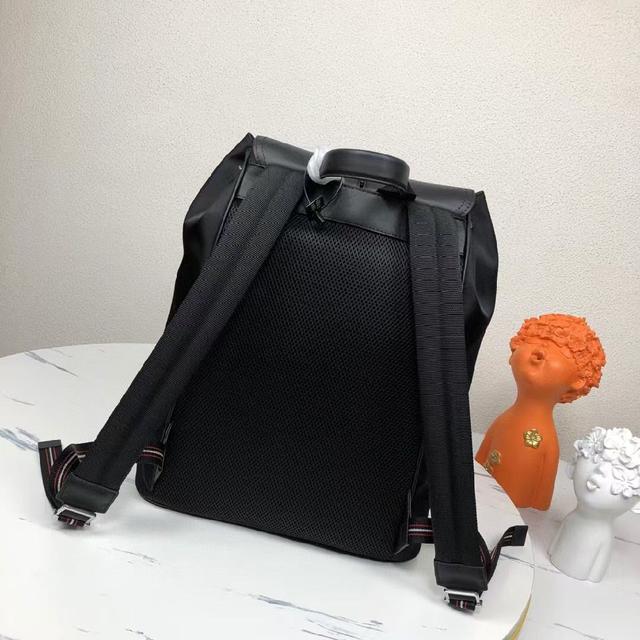 Dior尼龙和小牛皮，外部装饰镀钯黄铜“蜜蜂”和“DIOR”标志！内部热印Dior标志