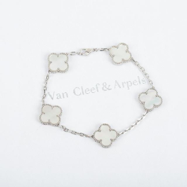 我们的顶级终极版本采用的是纯银材质，再到表层电镀超厚的真金电镀层，