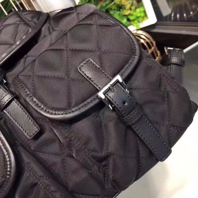 采用进口降落伞布料＋十字纹牛皮＋顶级五金