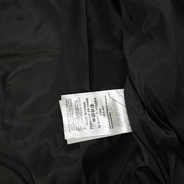 白色线条装饰增添设计感，立领+拉链设计，穿脱方便还能防风