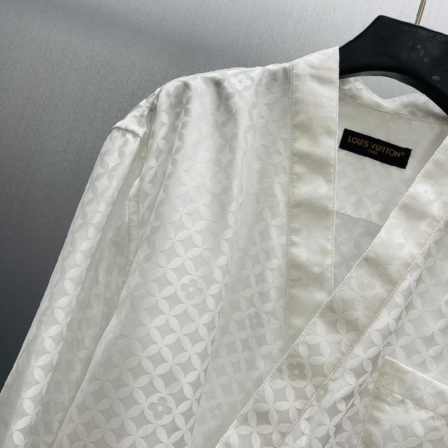 这款T恤极简主义设计和精美细节于一身。Oversize饰边引人