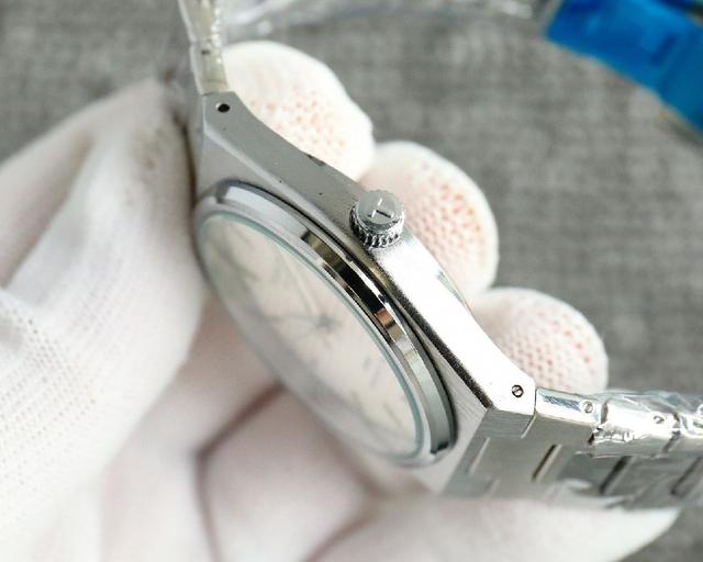 316L精钢表壳  蓝宝石防刮玻璃镜面