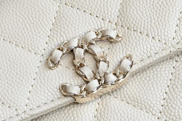 新元素设计的一款链条手拿包🆒 腰身线条感犹如艺术品，让人一见倾心
