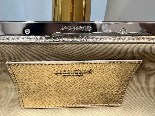 GG高级人造帆布材质，点缀红绿织带等品牌最富特色的经典元素，