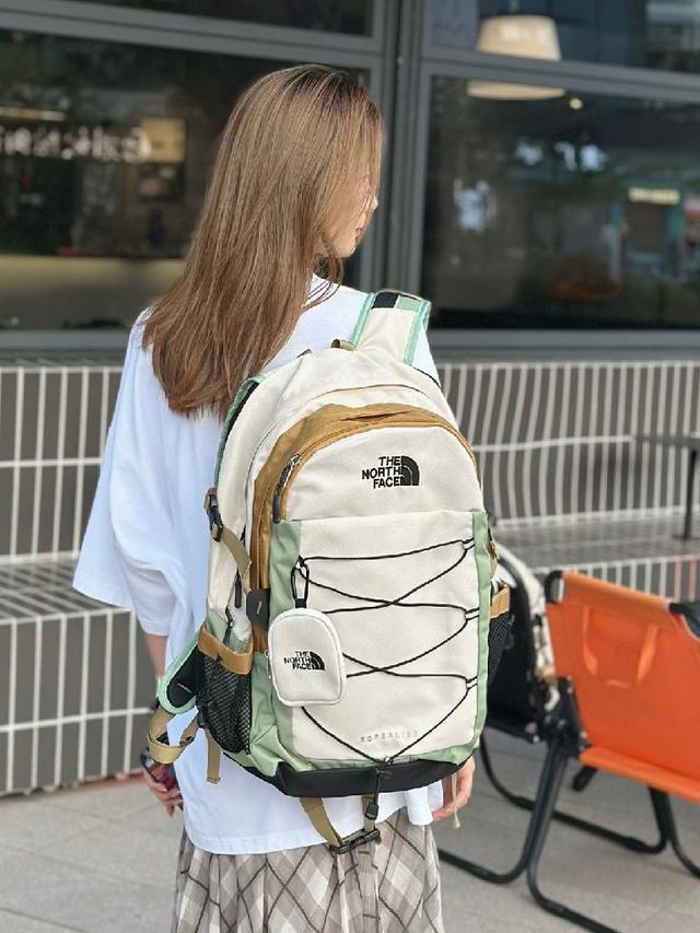 国进口提花机织片而成，Lv Monogram 格纹嵌花织出来