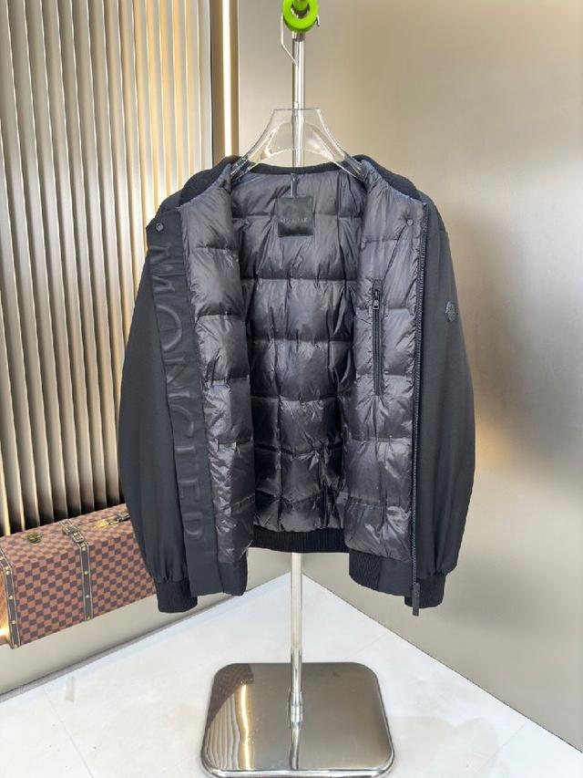 该款短款派克羽绒采用  longue  Saion面料制成，服装满载