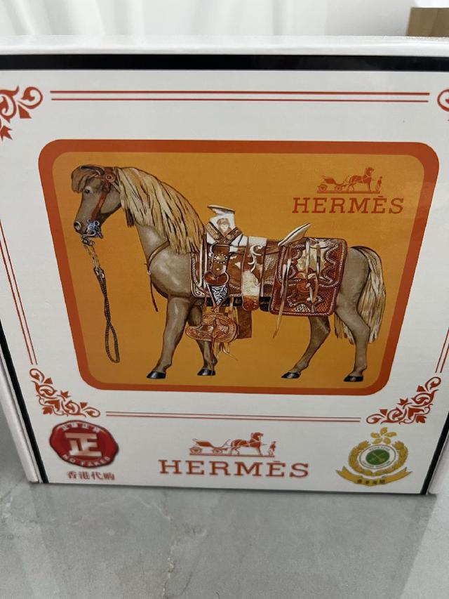 证真皮，24K纯钢扣，专柜原单品质、做工精细，时尚大牌，送人自用首选