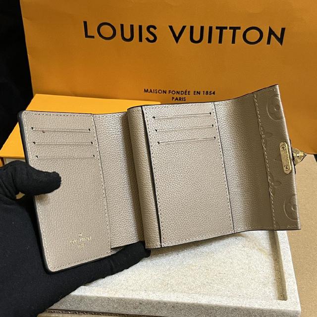本款 Emilie 钱夹为柔软的 Monogram Empreinte 粒面牛皮革