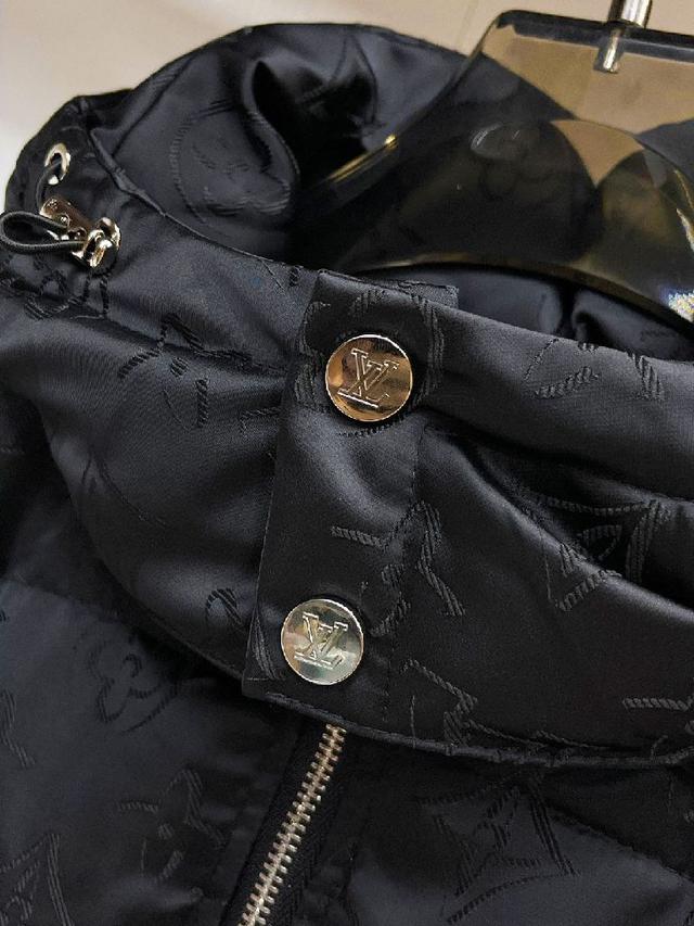 官网款2025秋冬新款羽绒服。这款号称羽绒服届最高端的，全部90绒