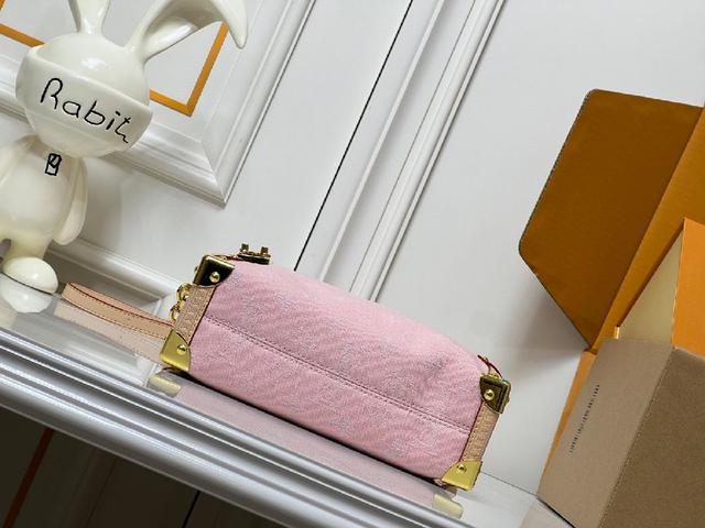 格纹绗缝、皮穿链、双C锁扣，但束口设计更显随性！