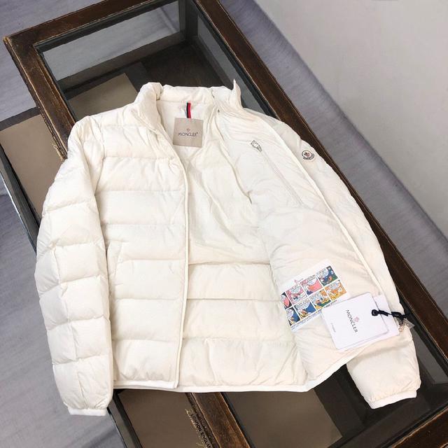 该款短款派克羽绒采用  longue  Saion面料制成，服装满载
