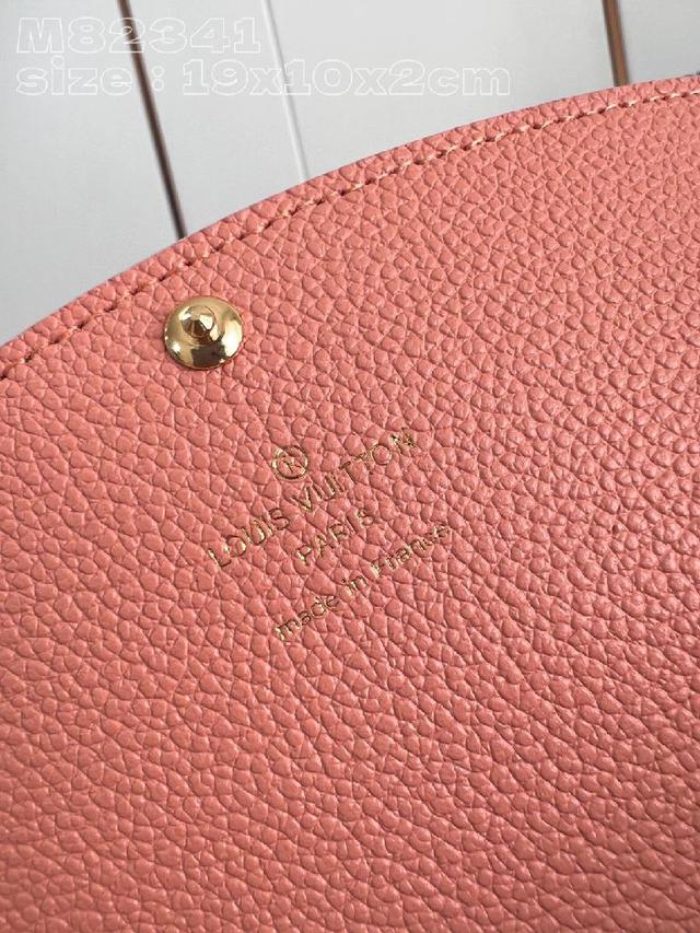 本款 Emilie 钱夹为柔软的 Monogram Empreinte 粒面牛皮革