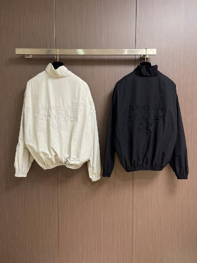 整件衣服原版剪裁设计非常个性，立领夹克的版型上身超酷😎，