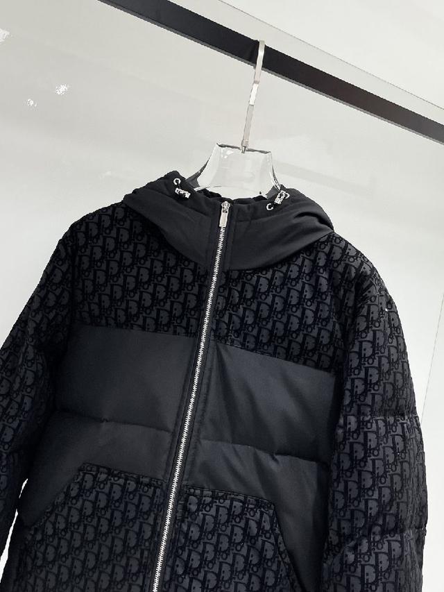 官网款新款羽绒服。这款号称羽绒服届最高端的，全部90绒