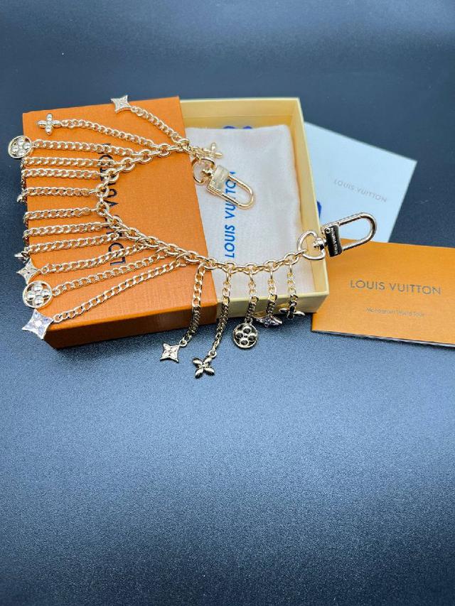 镶嵌水晶钻石装饰，搭配星星图案皮质挂绳。