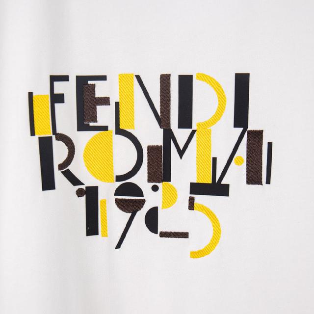 格纹与纯色设计巧妙交融的印花图案。圆领款式，呈现休闲版型