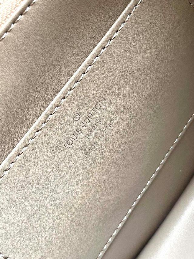 大号手袋取材柔软棉质帆布，演绎品牌经典手袋的放大版本