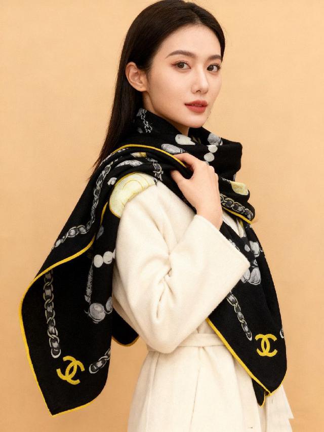 手工卷边丝绒方巾（30%桑蚕丝70%羊绒）