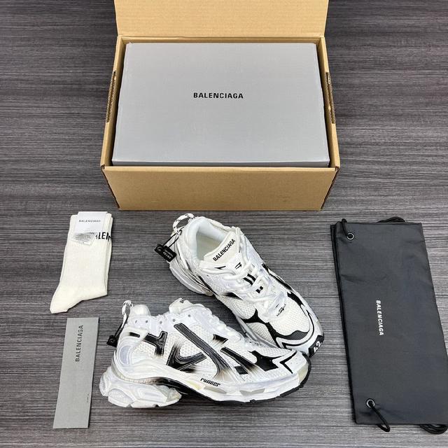 巴黎世家-Runner、是通过溢胶、做旧、缝线等细节，展