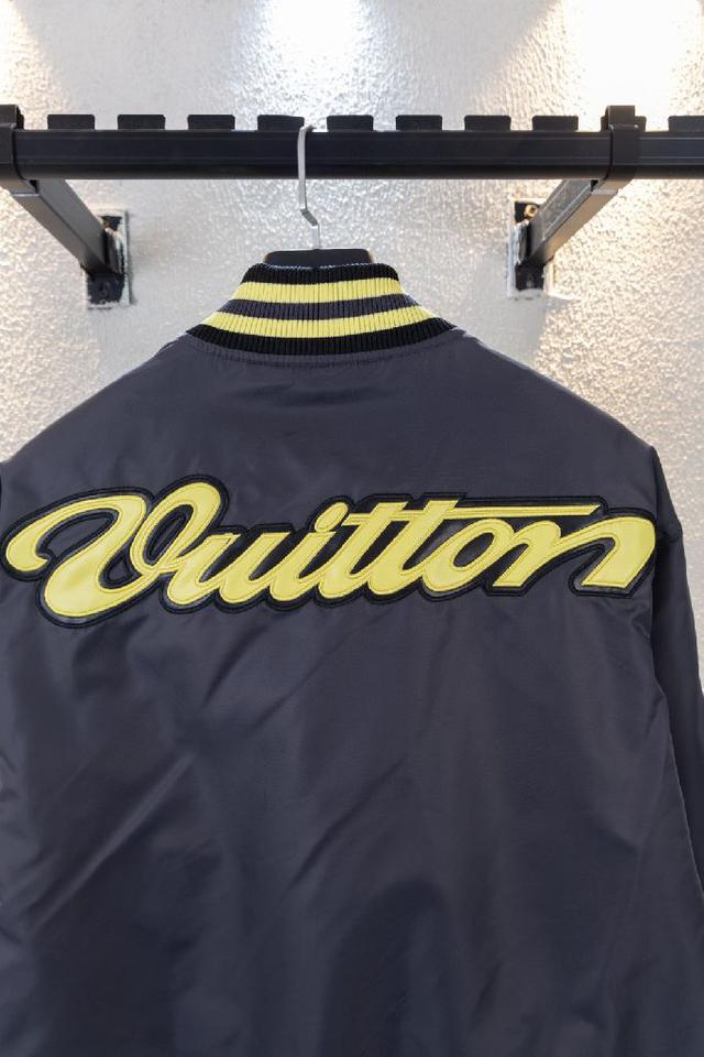 内身高级绸面衬里夹棉，不但有光泽度还有满身的提花logo，搭配内袋上的贴布刺绣镂空铭牌