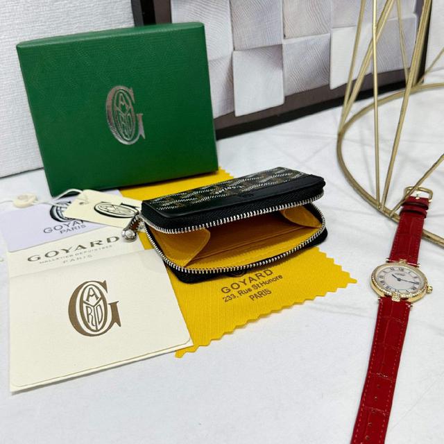 零钱包采用全拉链开合设计。其中部隔层可存放硬币