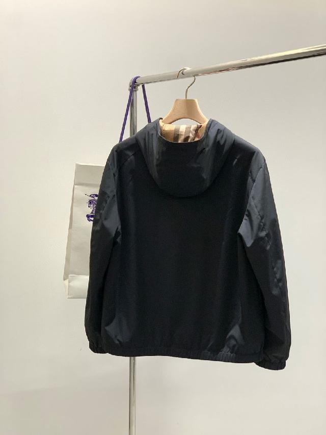 经典深蓝底料密布GUCCI标志性暗纹，粉蓝双色灵蛇蜿蜒游走，