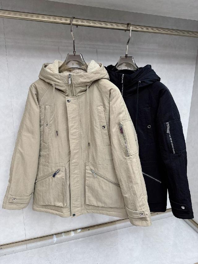 秋冬新款羽绒服。这款号称羽绒服届最贵的，全部90绒的
