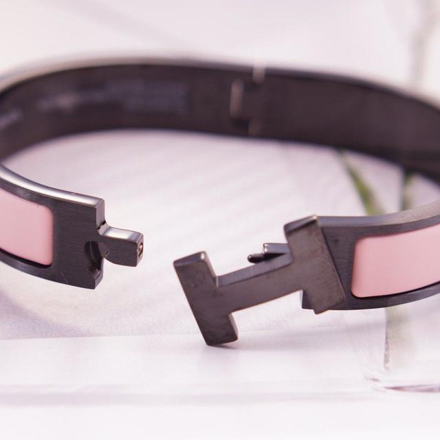 爆火的H黑武士手镯 中性款式 男女都可以戴 尺码：17-19 cm磨砂超