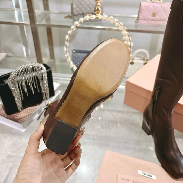 走秀款从高定秀款就一直备受关注的靴子切尔西靴