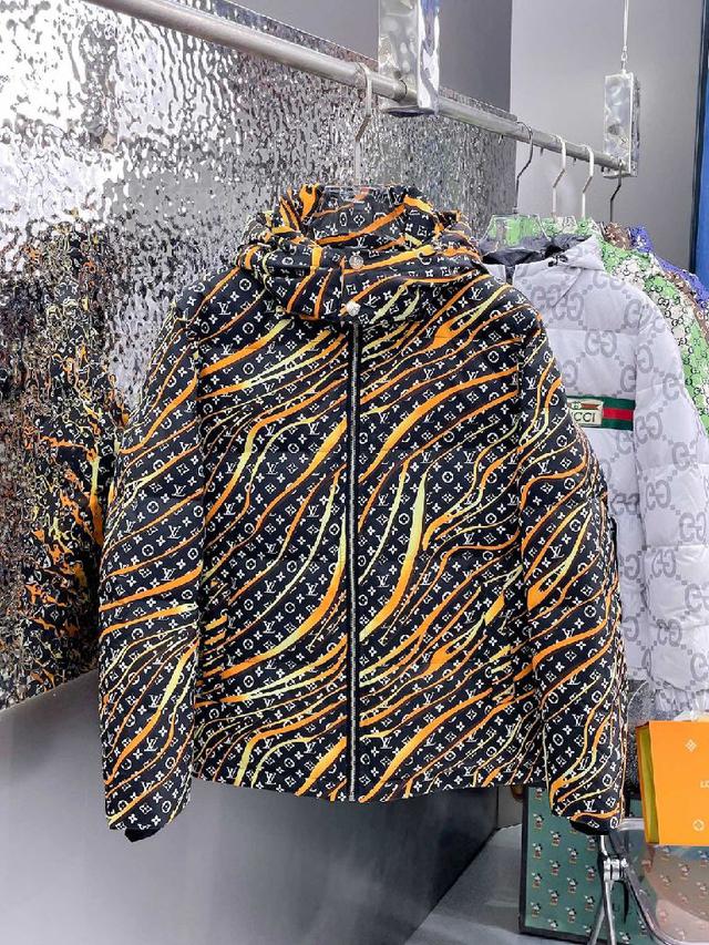 官网款2025秋冬新款羽绒服。这款号称羽绒服届最高端的