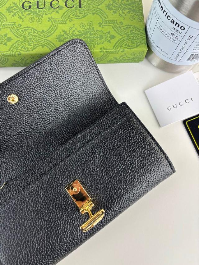 半马衔扣图案化身为开合细节，为多款小皮件增色添彩。这款长夹以绿色