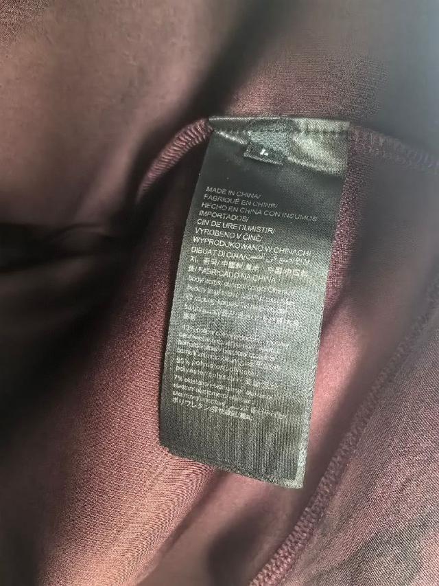 这款T恤极简主义设计和精美细节于一身。Oversize饰边引人联想