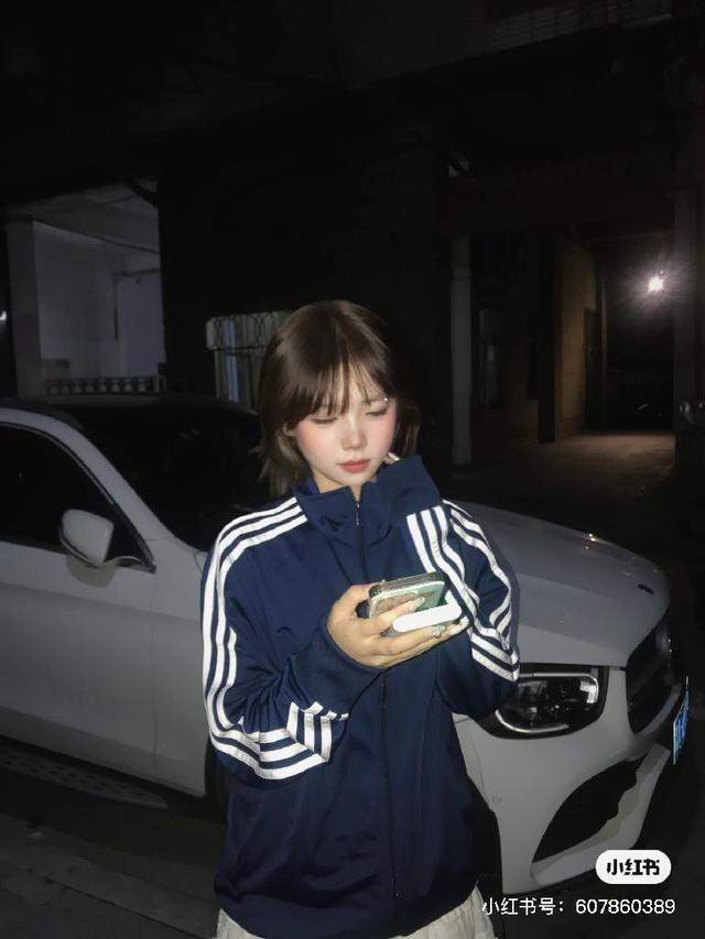 经典三杠条纹，定制Adidas新款方形三叶草拉链。 经典永不过时！百
