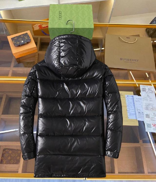 秋冬新款羽绒服。这款号称羽绒服届最贵的，全部90绒的