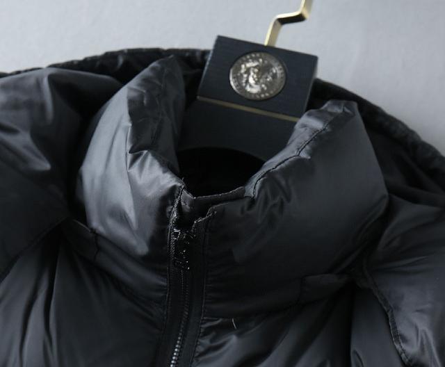 盟可睐蒙口微标贴布拉链立领羽绒服 每年冬天，Moner都是一个不容