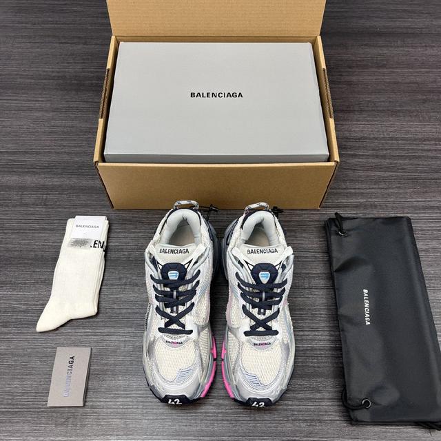 巴黎世家-Runner、是通过溢胶、做旧、缝线等细节，展示了