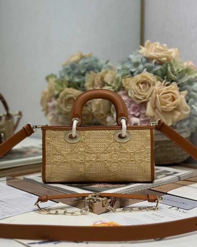 Lady Dior 手袋集中体现了 Dior 对典雅和美丽的深刻洞见。时髦典雅