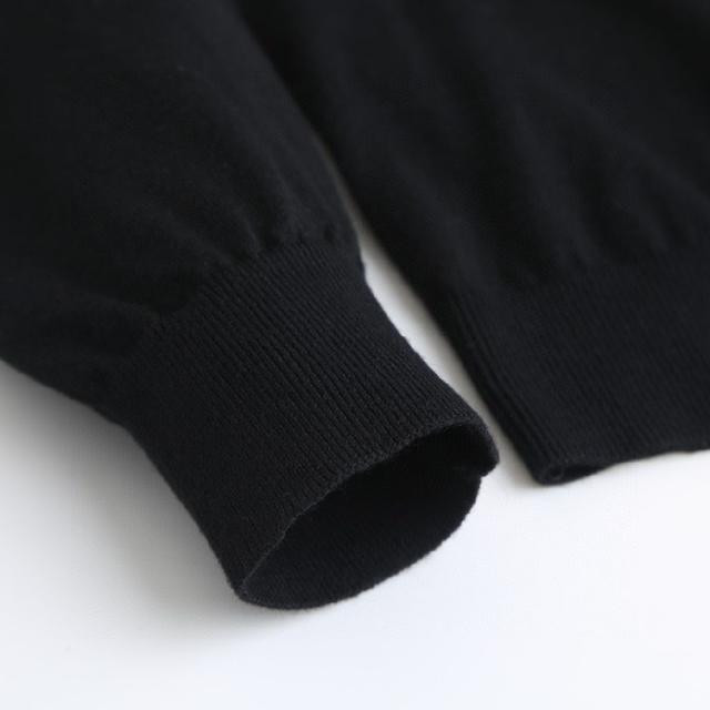 袖口与底边：采用罗纹针织工艺进行拼接，增加弹性和贴合度，使袖口和底边更加紧致有型。