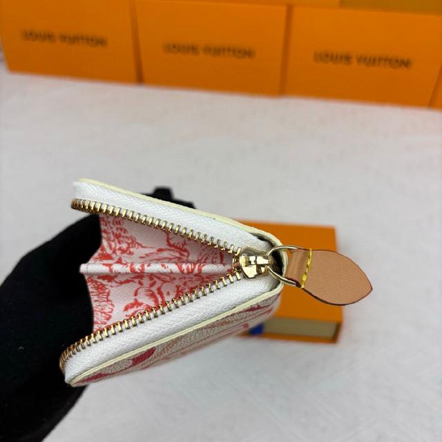 本款 Victorine 钱夹以 Monogram Empreinte 软粒面皮革
