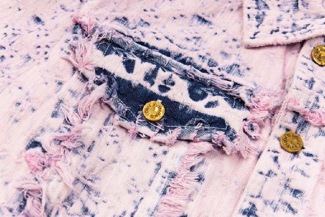 工装夹克采用波浪式细节设计，装饰撞色牛仔布镶面