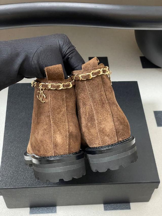 标志性的双C链条元素贯穿其中，链条与皮革碰撞 刚柔并济。链条在阳光下闪耀